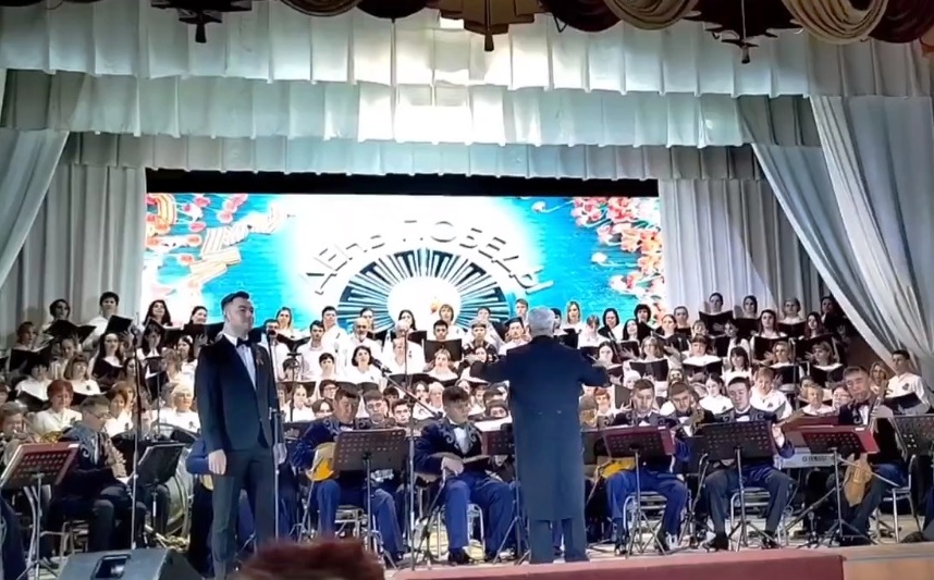 На концерте 4 мая в центре культуры сводный хор Майминского района исполняет песни военных лет