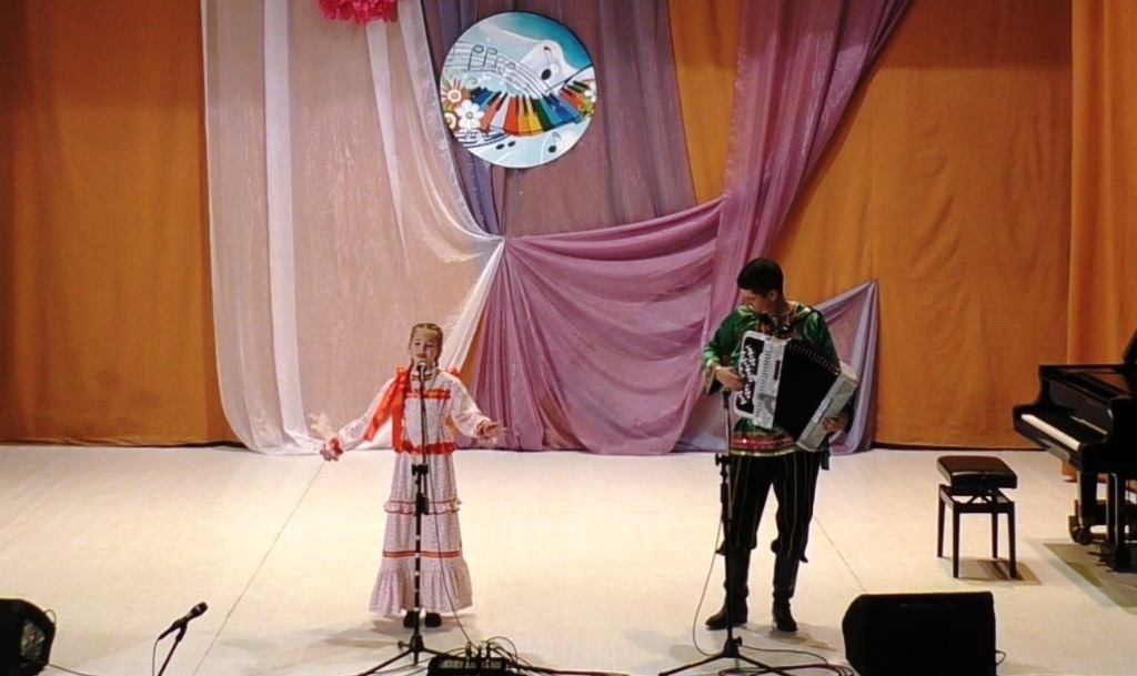 На концерте "Музыкальная гостиная" выступают Штерц Д.И. и Карцева Маша