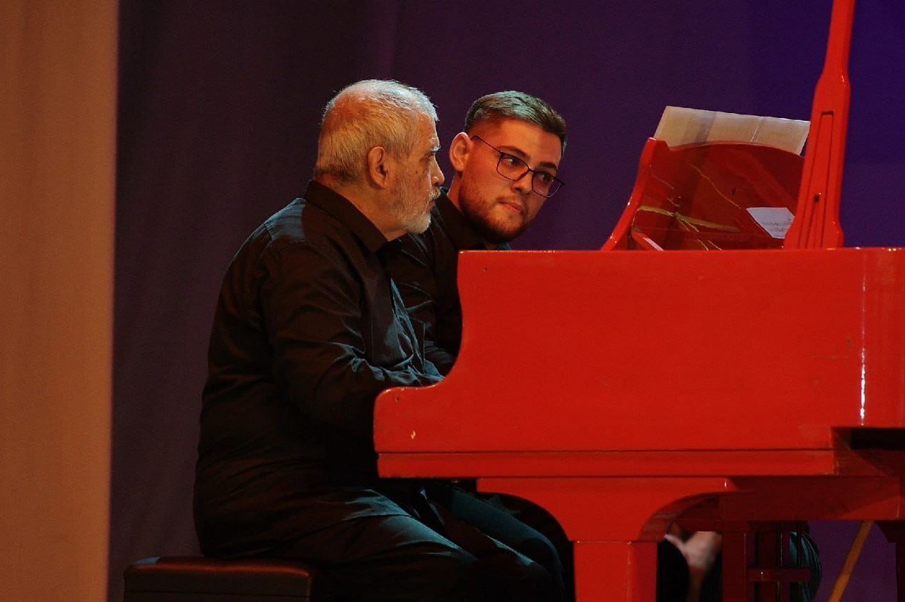 Музыкальное поздравление от Дмитриева И.К. и Пензина С.А. на юбилейном концерте в Бийске