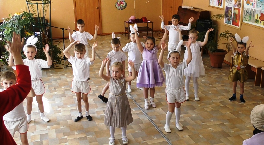 на утреннике к 8 марта танцуют дети подготовительного отделения