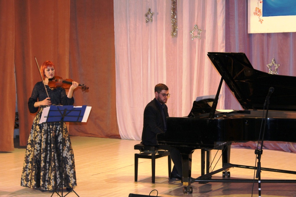 Н.Мотько и С.Пензин на сцене школы искусств