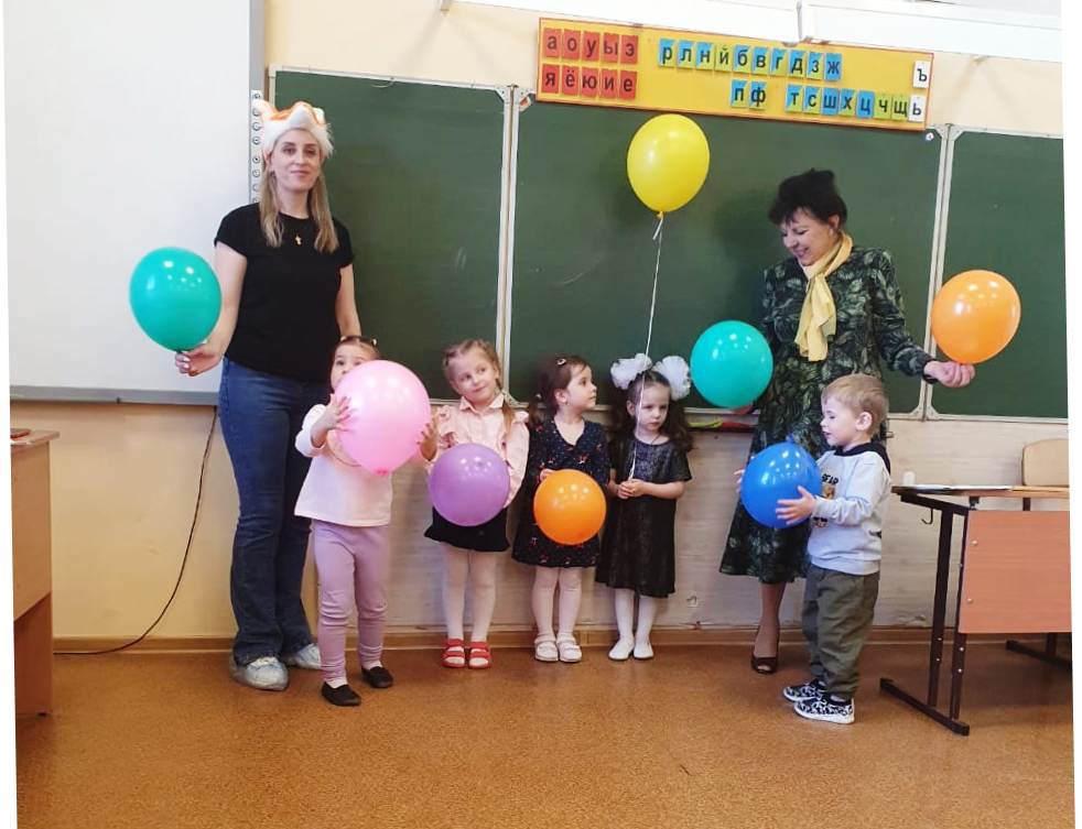 На празднике воздушных шаров дети 2-3х лет
