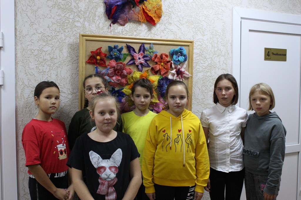 Дети на открытии выставки в с.Манжерок