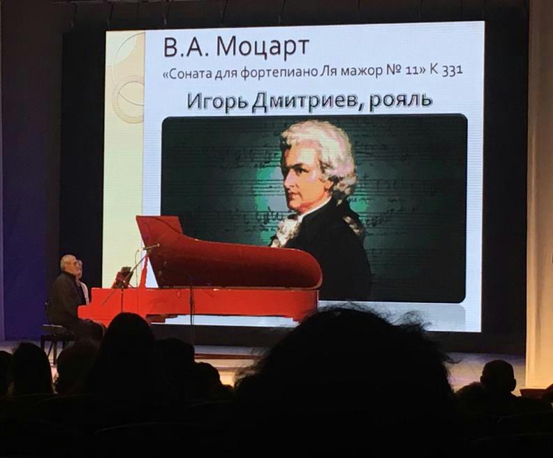 И.Дмитриев за роялем