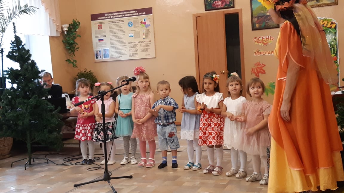 дети трех лет поют песню