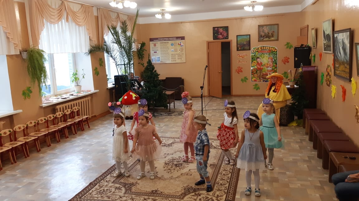 дети 3-х лет танцуют танец Чернички"