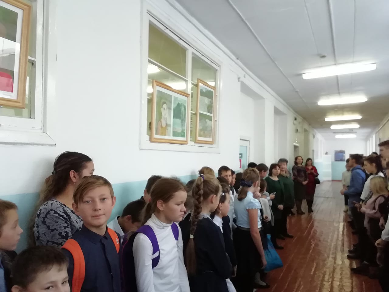 Учащиеся школы слушают выступление руководителей