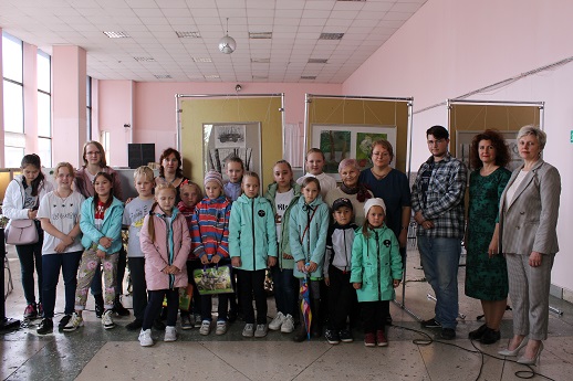 Дети с руководителями на выставке в Центре культуры с.Майма
