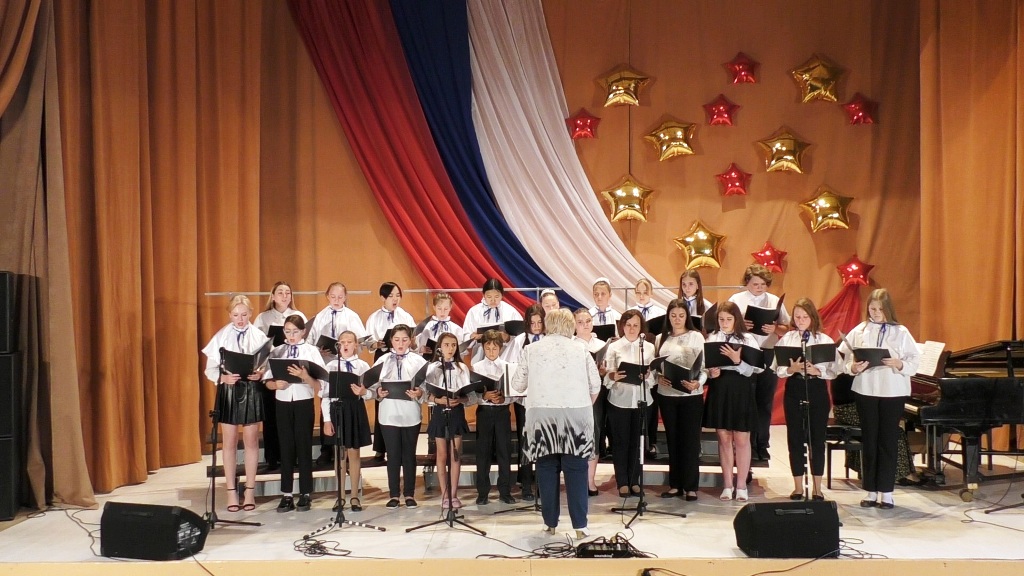 Выступает хор. Отчетный концерт школы 2022