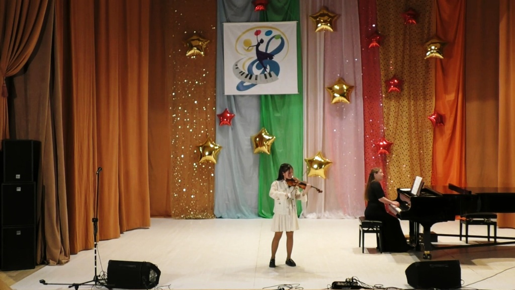 Выступление скрипачей на конкурсе "Созвездие Алтая"