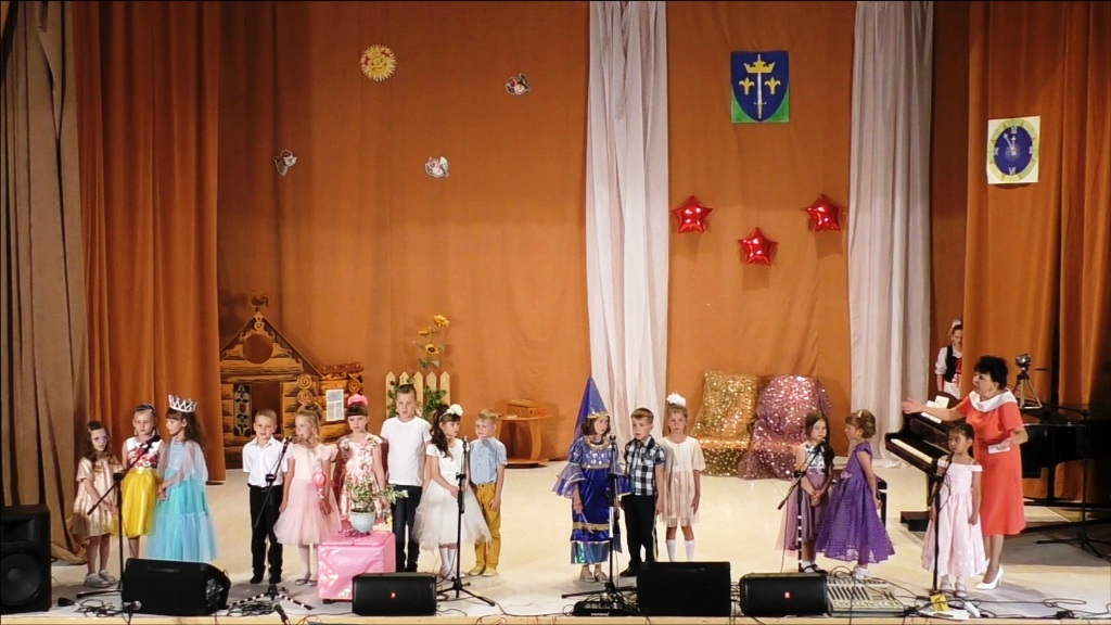 Дети выступают на празднике "Выпускной бал 2022"